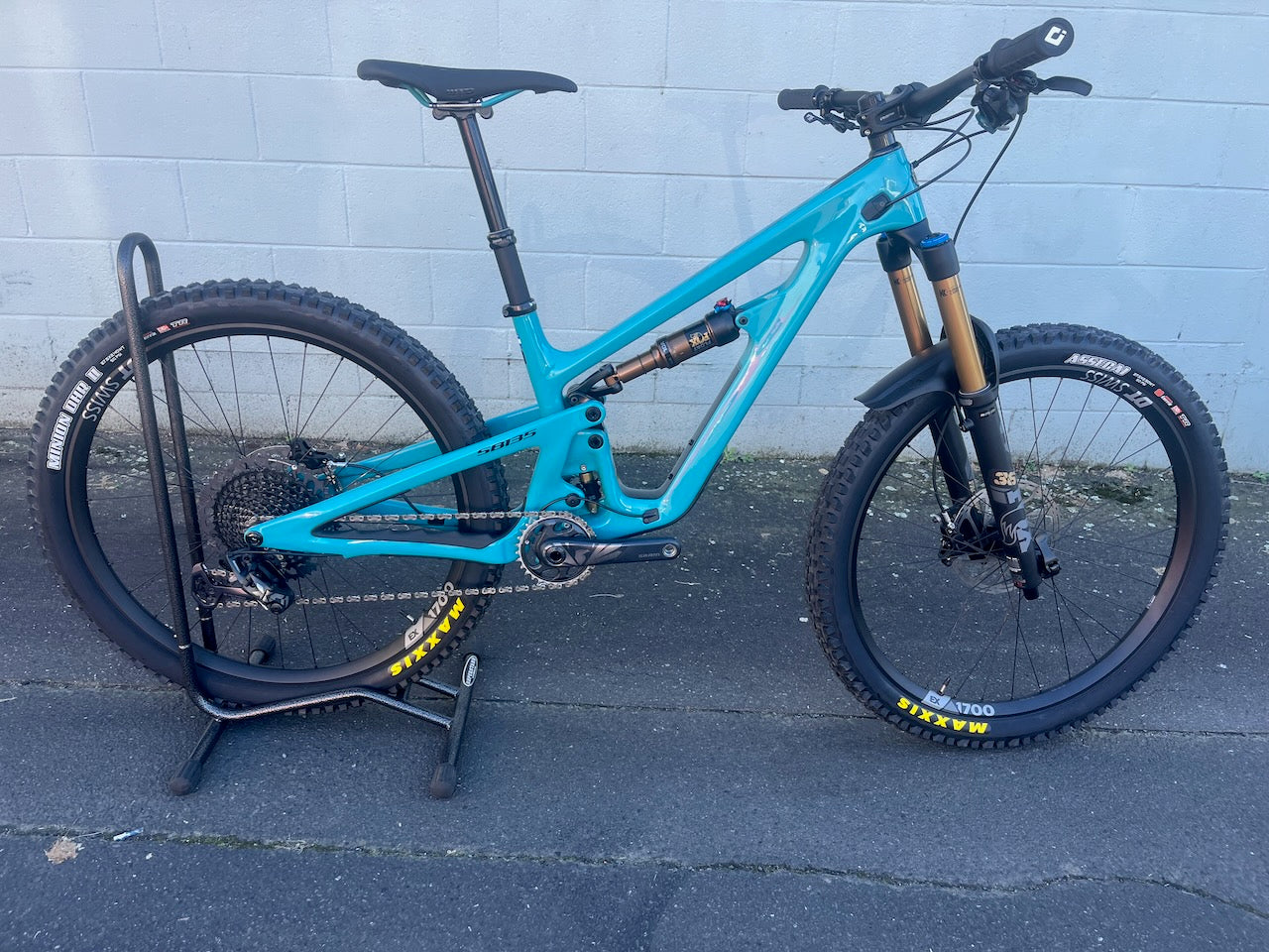 SB135 T-SERIES SM TURQ DISPLAY BIKE