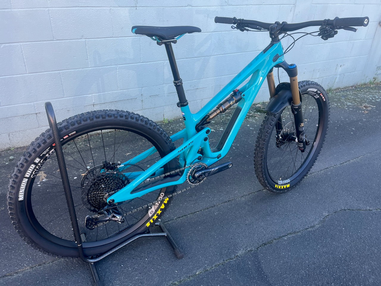 SB135 T-SERIES SM TURQ DISPLAY BIKE