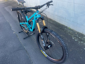 SB135 T-SERIES SM TURQ DISPLAY BIKE