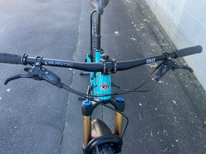 SB135 T-SERIES SM TURQ DISPLAY BIKE